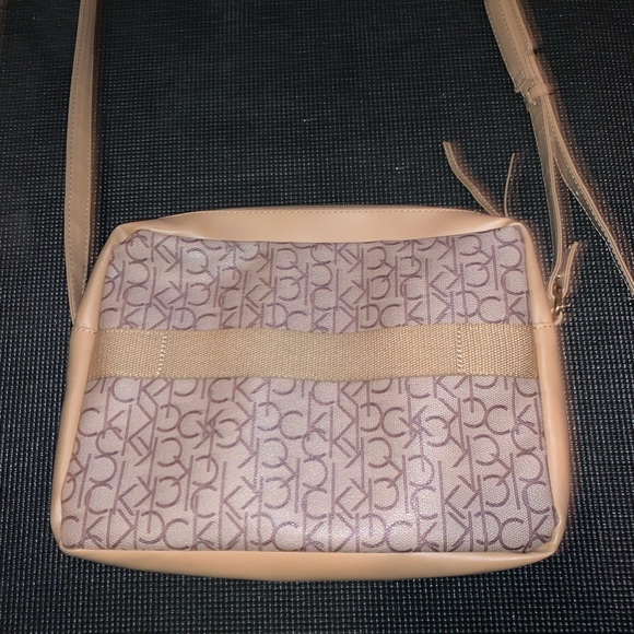 Micheal Kors traveling bag - Picture 2 of 3